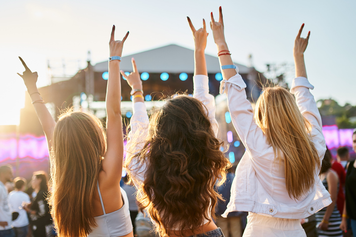 Vriendinnen bij een concert
