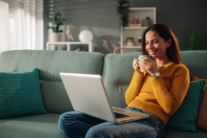 Vrouw online achter laptop