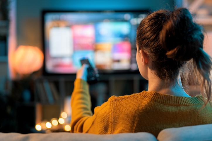 Vrouw kijkt film op NLZIET