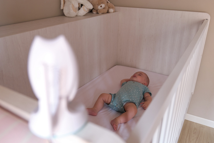 Baby slaapt naast de babyfoon