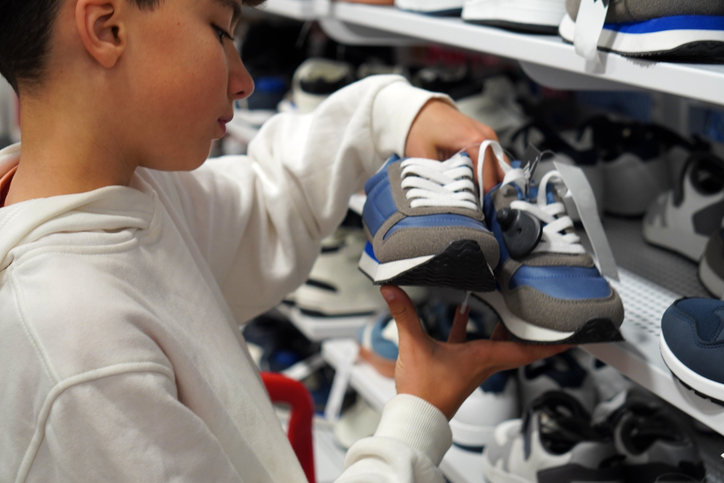 Kind kiest eigen schoenen