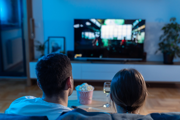 Avondje uit vs thuis op de bank: slimme keuzes voor je budget