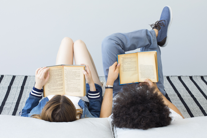 je kind aan het lezen krijgen - twee kinderen samen aan het lezen