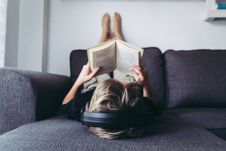 kind aan het lezen op de bank