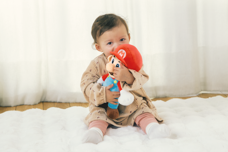 Baby speelt met My Mario