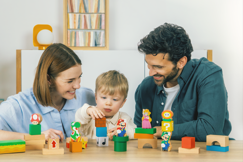 Zoon speelt met ouders met My Mario Nintendo