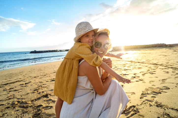Moeder en dochter op Spaans strand