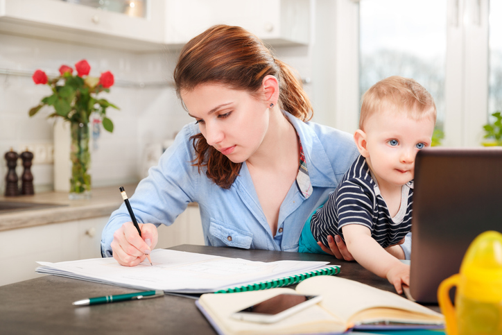 Vrouw met kind en notities