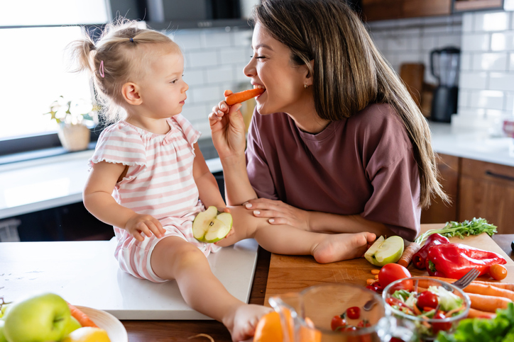 Moeder en dochter eten klaarmaken
