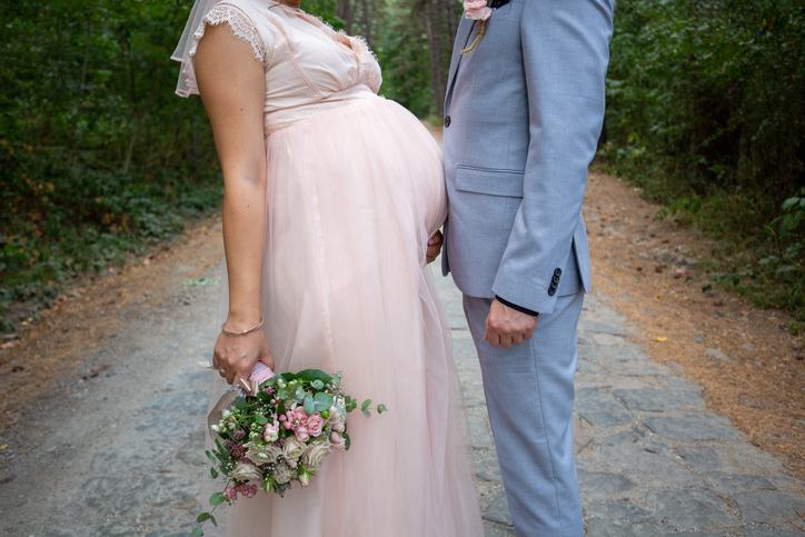 Man en vrouw zwanger trouwen