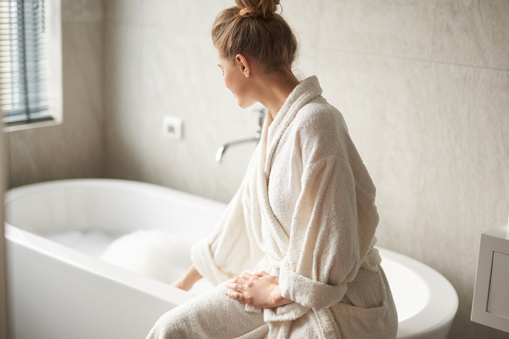 Vrouw in badkamer