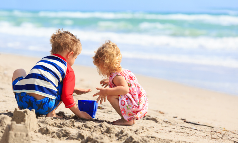 Kinderen spelen op het strand