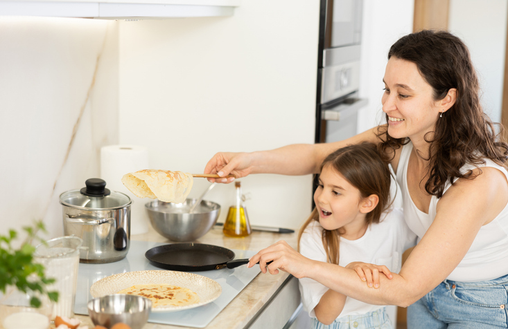 Moeder en dochter bakken pannenkoeken
