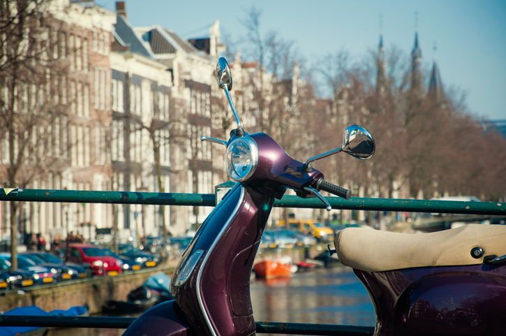 Scooter geparkeerd op brug Amsterdamse gracht