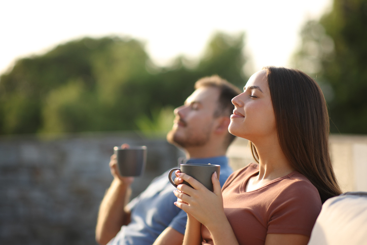 Ouders genieten in de tuin