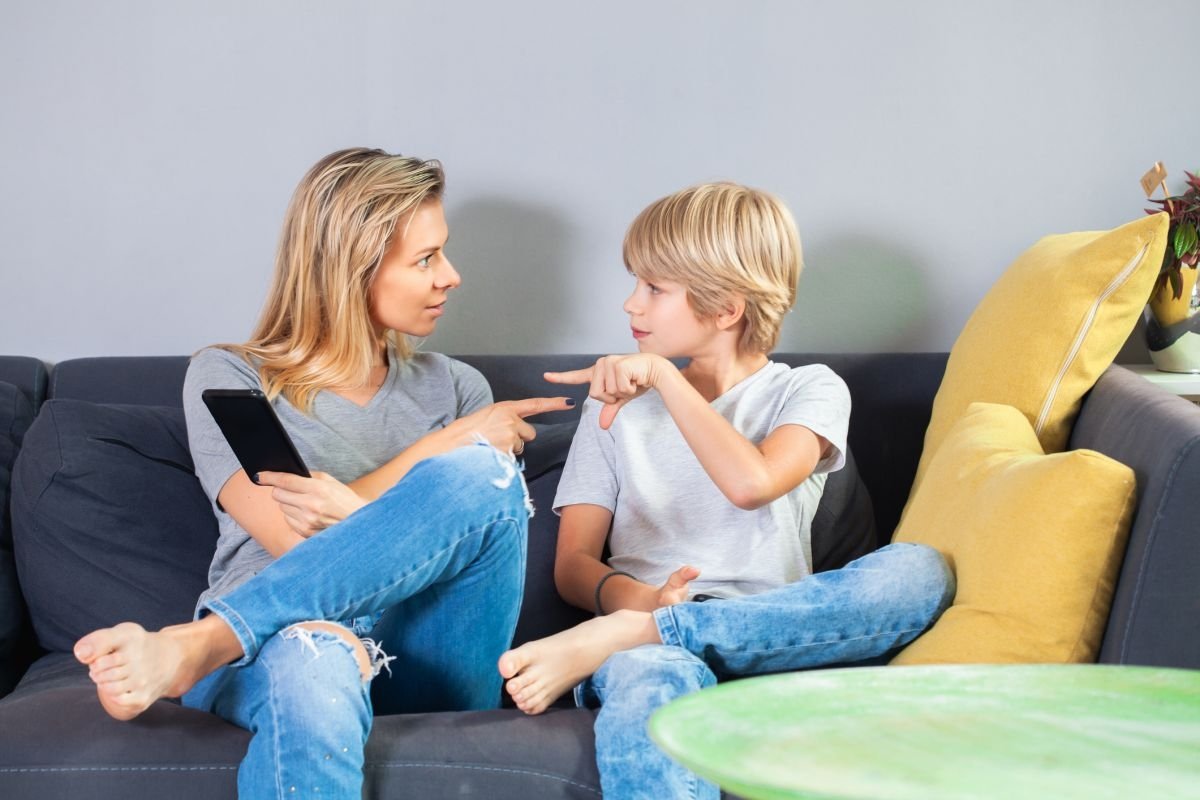 moeder-en-kind-ruzien-over-telefoon